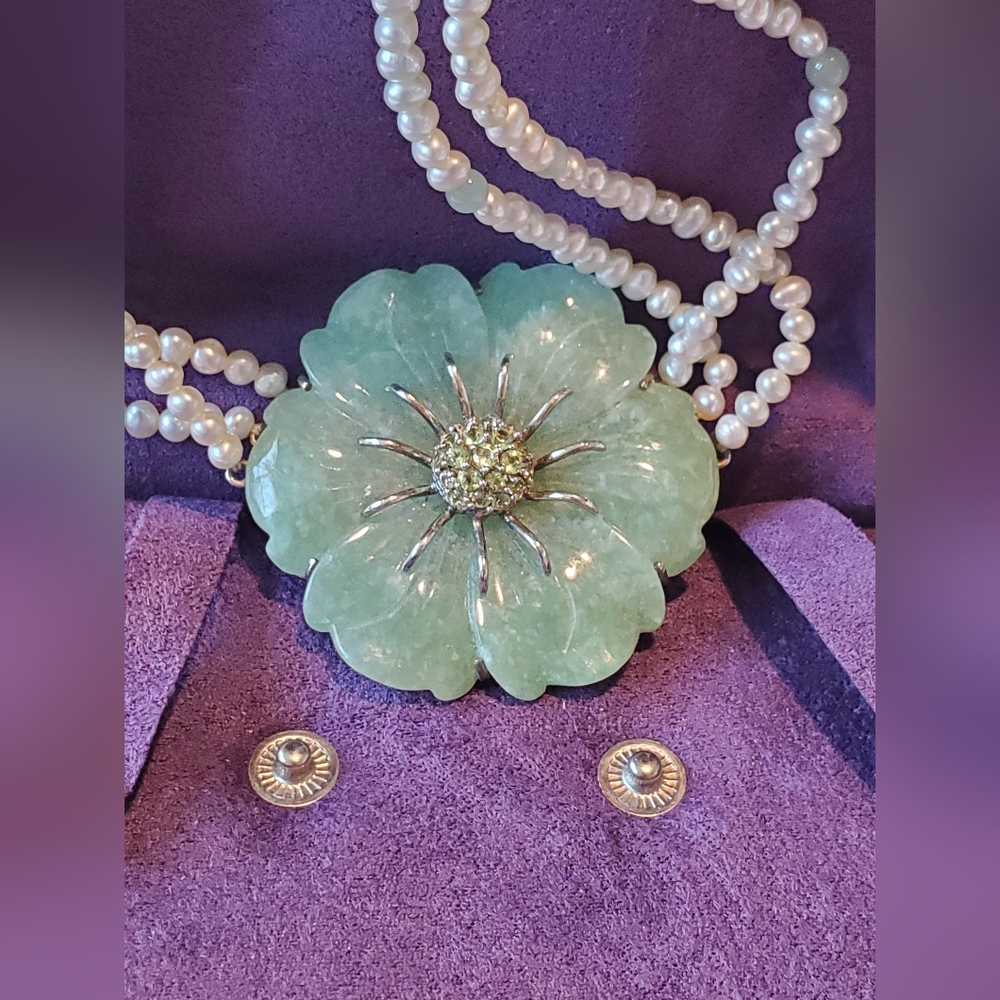 CARVED JADE, CULTURED PEARL, PERIDOT NECKLACE. STERLING SILVER, 925